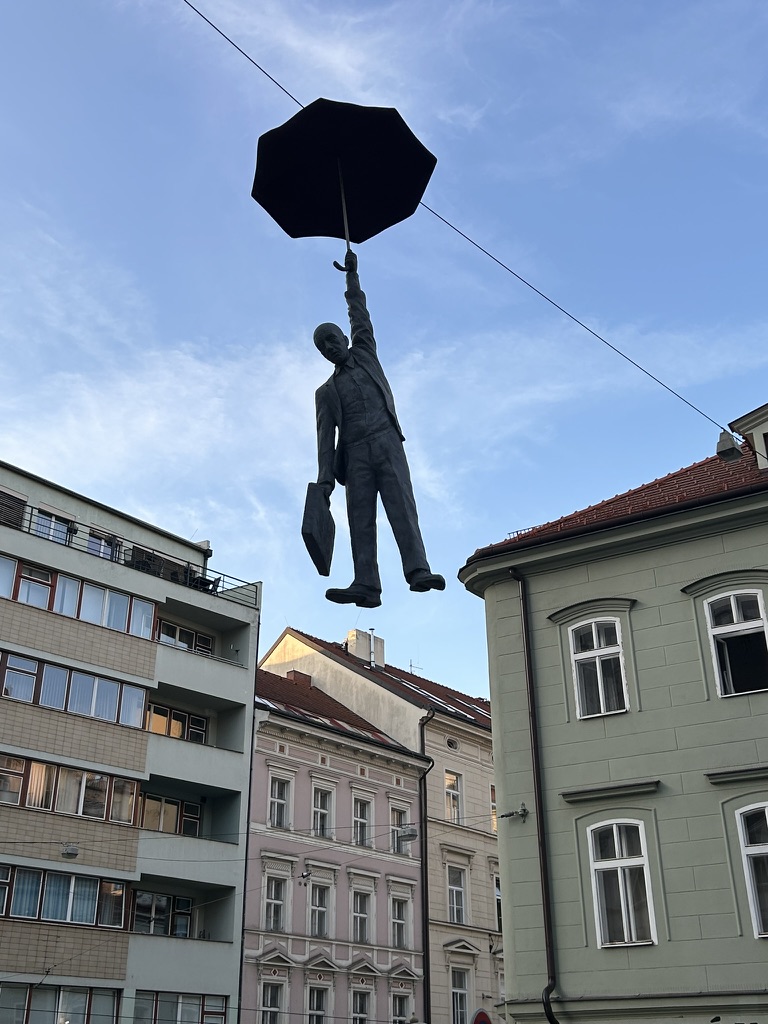 Personne qui ne rentre pas dans des cases - qui s'envole suspendu à son parapluie
