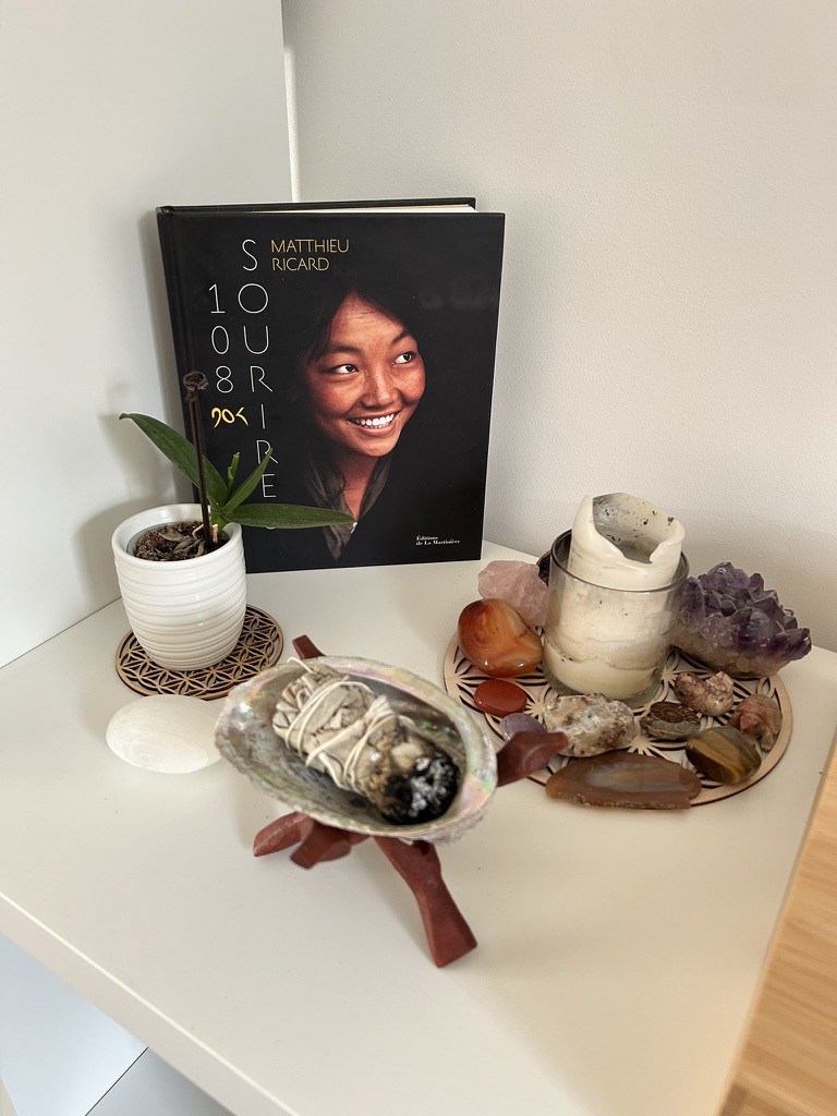 Formations Reiki 6 Salle de soin, salle Reiki avec table de massage, fumigation sauge blanche, bougie, plantes, pierres