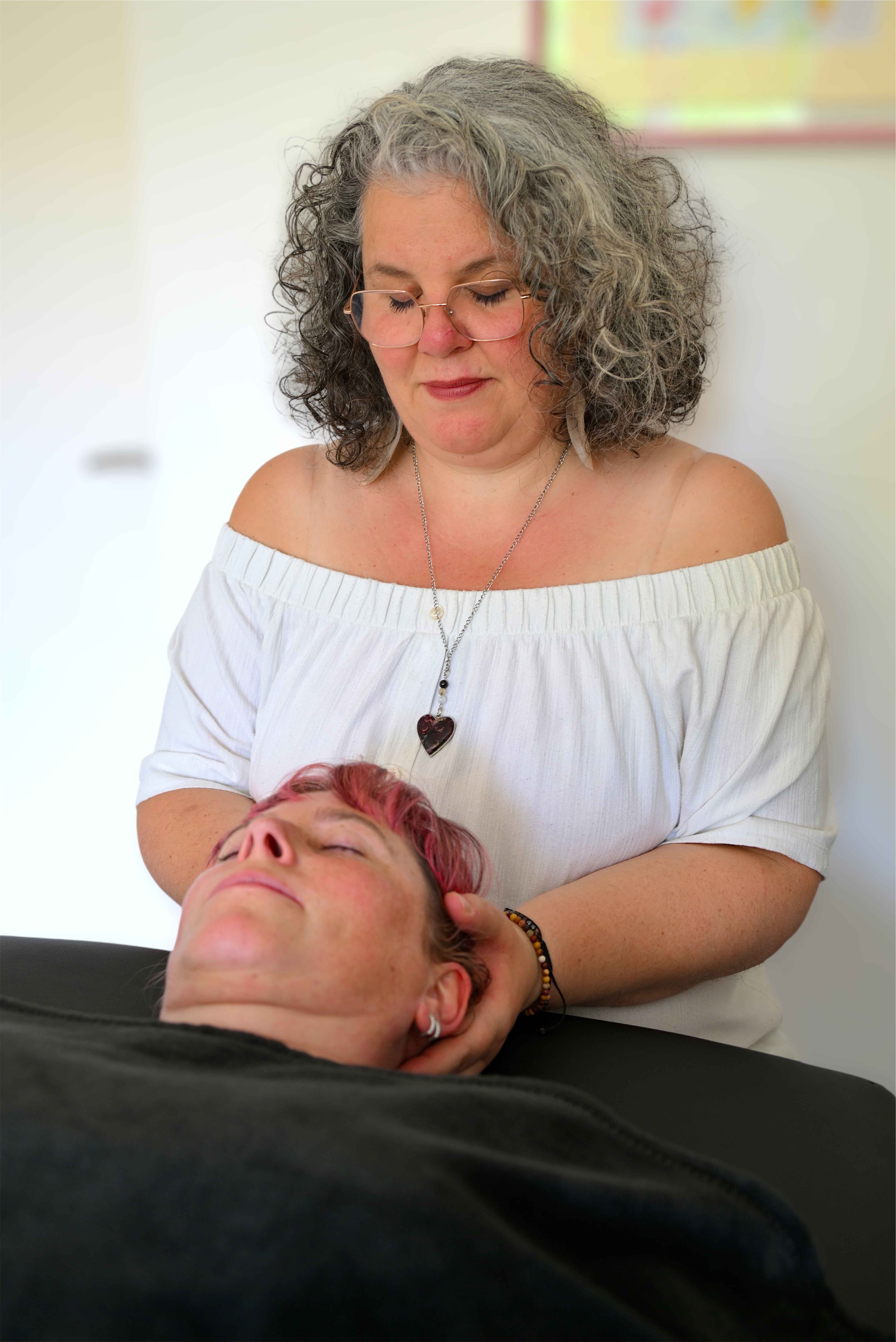 Séance Reiki sur table de massage, accompagnement holistique