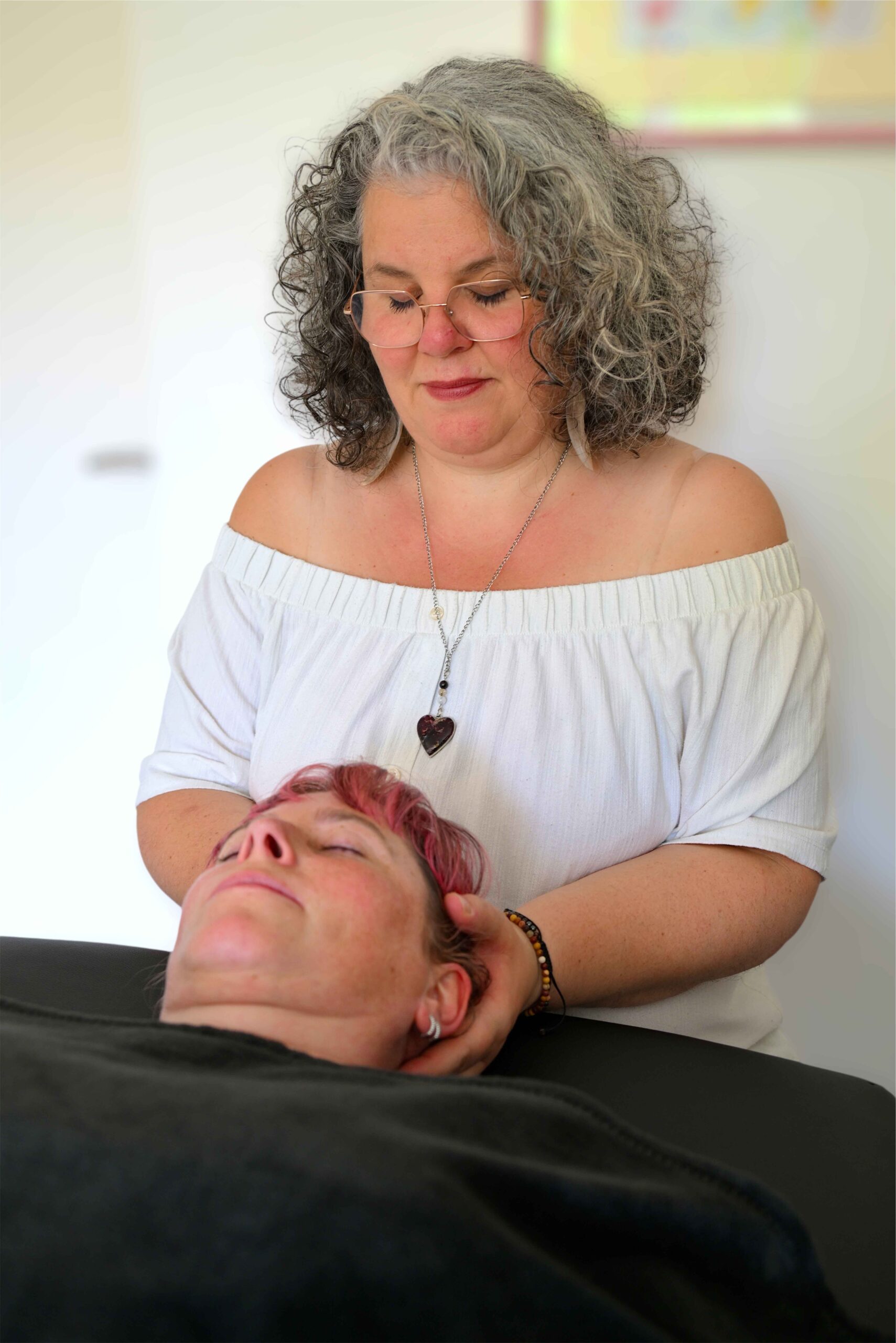 Séance Reiki sur table de massage, accompagnement holistique