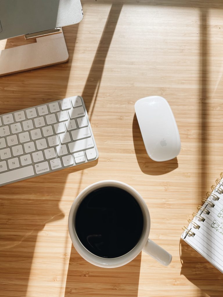 Espace de travail ordinateur café sourie